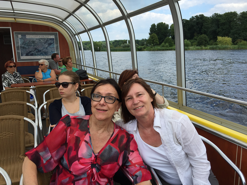 Kirsten und Sigrid im Wassertaxi bei Potsdam